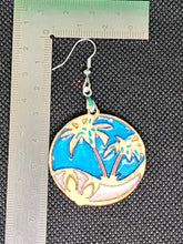 Load image into Gallery viewer, Pendientes de madera Tesoros de la Costa.