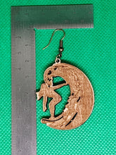 Load image into Gallery viewer, Pendiente de madera de Girlsurfer