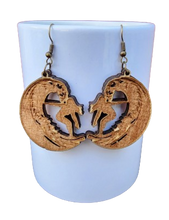 Load image into Gallery viewer, Pendiente de madera de Girlsurfer