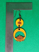 Load image into Gallery viewer, Pendientes colgantes de madera con flor de loto grabada