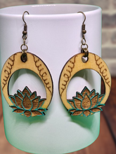 Load image into Gallery viewer, Pendientes colgantes de madera con grabado de flor de loto