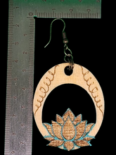 Load image into Gallery viewer, Pendientes colgantes de madera con grabado de flor de loto