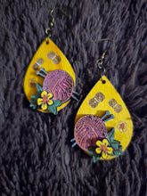 Cargar imagen en el visor de la galería, Pendientes de madera tejidos a crochet