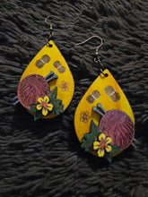 Cargar imagen en el visor de la galería, Pendientes de madera tejidos a crochet