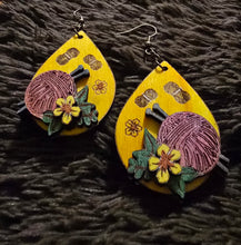 Cargar imagen en el visor de la galería, Pendientes de madera tejidos a crochet