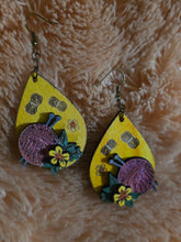 Cargar imagen en el visor de la galería, Pendientes de madera tejidos a crochet