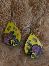 Cargar imagen en el visor de la galería, Pendientes de madera tejidos a crochet