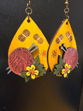 Cargar imagen en el visor de la galería, Pendientes de madera tejidos a crochet