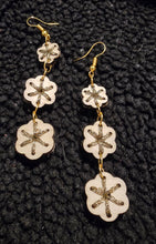 Cargar imagen en el visor de la galería, Pendientes de madera bordados a mano Goldenwood Elegance