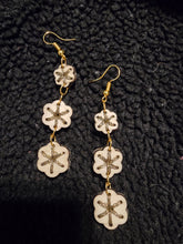 Cargar imagen en el visor de la galería, Pendientes de madera bordados a mano Goldenwood Elegance