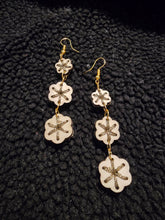 Cargar imagen en el visor de la galería, Pendientes de madera bordados a mano Goldenwood Elegance