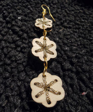 Cargar imagen en el visor de la galería, Pendientes de madera bordados a mano Goldenwood Elegance