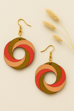 Cargar imagen en el visor de la galería, SunTwist Joy — Pendientes de madera