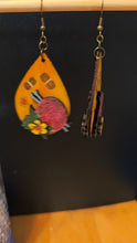 Cargar imagen en el visor de la galería, Pendientes de madera tejidos a crochet
