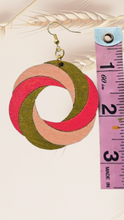 Cargar imagen en el visor de la galería, SunTwist Joy — Pendientes de madera
