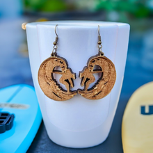 Load image into Gallery viewer, Pendiente de madera de Girlsurfer