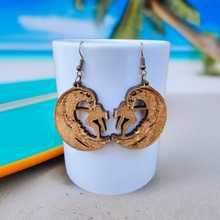 Load image into Gallery viewer, Pendiente de madera de Girlsurfer