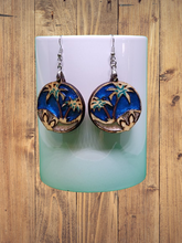 Load image into Gallery viewer, Pendientes de madera Tesoros de la Costa.
