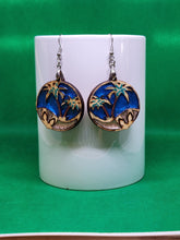 Load image into Gallery viewer, Pendientes de madera Tesoros de la Costa.
