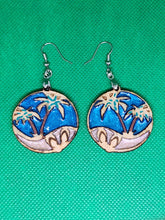 Load image into Gallery viewer, Pendientes de madera Tesoros de la Costa.
