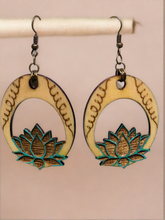 Load image into Gallery viewer, Pendientes colgantes de madera con grabado de flor de loto
