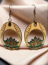 Load image into Gallery viewer, Pendientes colgantes de madera con grabado de flor de loto
