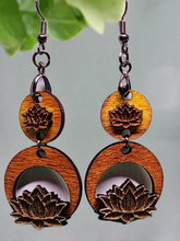Load image into Gallery viewer,     Pendientes colgantes de madera con forma de flor de loto
