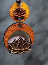 Load image into Gallery viewer,     Pendientes colgantes de madera con forma de flor de loto
