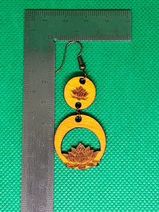 Pendientes colgantes de madera con flor de loto grabada