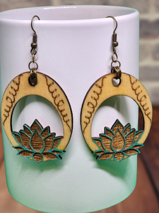 Pendientes colgantes de madera con grabado de flor de loto