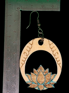Pendientes colgantes de madera con grabado de flor de loto