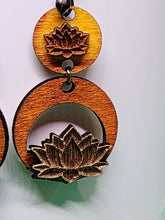 Load image into Gallery viewer,     Pendientes colgantes de madera con forma de flor de loto
