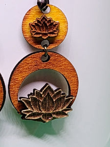     Pendientes colgantes de madera con forma de flor de loto