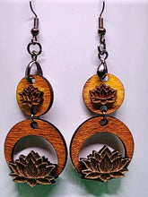 Load image into Gallery viewer,     Pendientes colgantes de madera con forma de flor de loto
