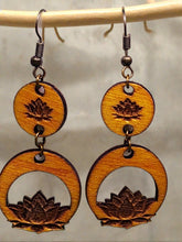 Load image into Gallery viewer, Pendientes colgantes de madera con flor de loto grabada
