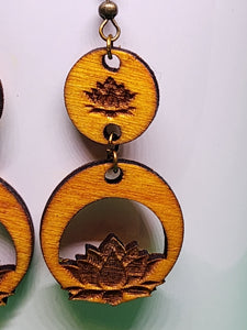 Pendientes colgantes de madera con flor de loto grabada
