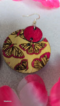 Cargar imagen en el visor de la galería, Pendientes de madera con mariposa grabada
