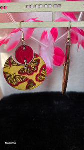 Pendientes de madera con mariposa grabada