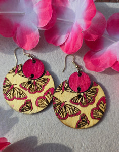 Pendientes de madera con mariposa grabada