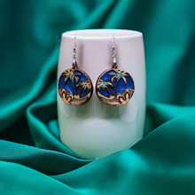 Load image into Gallery viewer, Pendientes de madera Tesoros de la Costa.

