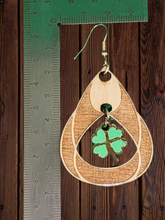 Load image into Gallery viewer, wooden dangle earring - Trebol Leaf
