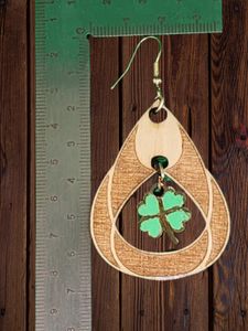 wooden dangle earring - Trebol Leaf